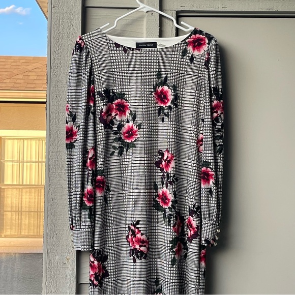 Elegant Ivanka Trump Dress with Floral Accents - Picture 2 of 8